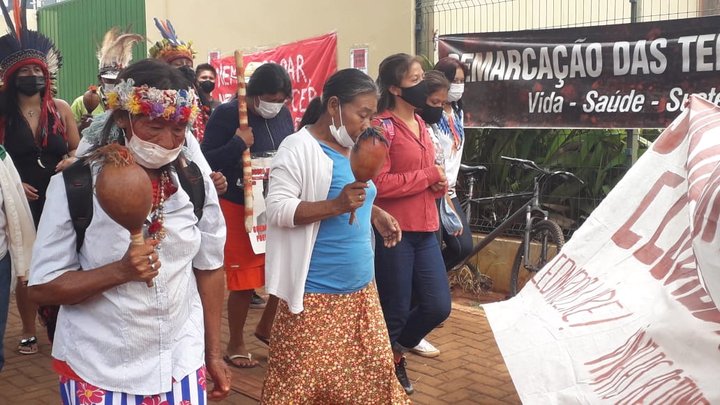 Mulheres Guarani e Kaiowá participam da manifestação por justiça pelo massacre de Caarapó, em Dourados (MS), no primeiro dia de audiências do julgamento do caso. Foto: Lídia Farias/Cimi Regional Mato Grosso do Sul