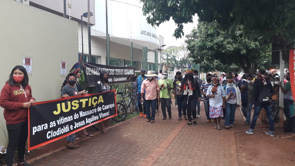 Cerca de 130 Guarani e Kaiowá, junto a diversos apoiadores, acompanharam a primeira audiência com uma manifestação em frente à sede da Justiça Federal de Dourados (MS), cobrando punição aos responsáveis pelo massacre de Caarapó. Foto: Lídia Farias/Cimi Regional Mato Grosso do Sul