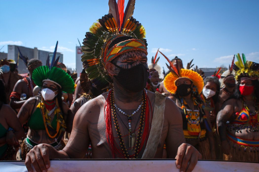 Manifestação indígena no acampamento Luta pela Vida, em Brasília, agosto de 2021. Foto: Marina Oliveira/Cimi