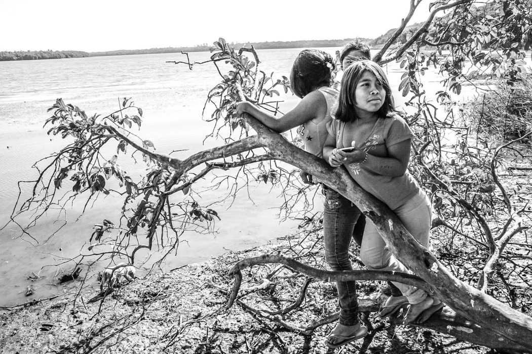 Indígenas Guarani às margens do lago de Itaipu (PR). Foto: Paulo Porto
