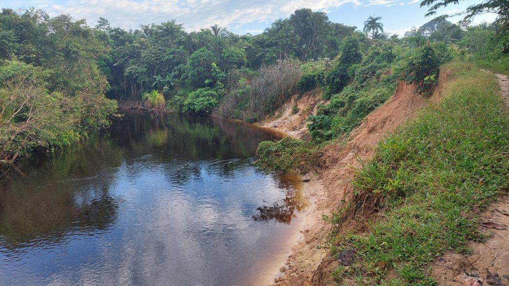 Rio Acimã, um dos afluentes do rio Purus que banham a região de Lábrea e dão acesso à região onde foram localizados os vestígios do novo grupo de isolados. Foto: equipe Lábrea/Cimi Regional Norte 1