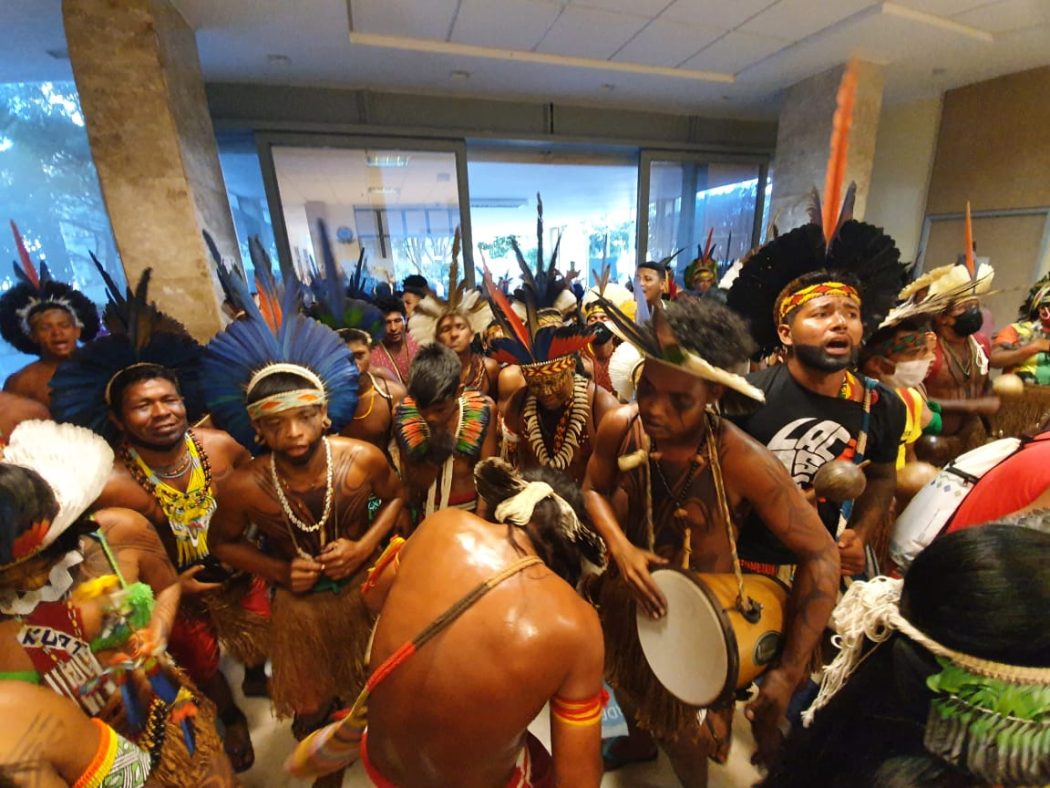 Depois de terem seu pedido de agenda ignorado, povos indígenas da Bahia ocuparam o hall de entrada do Ministério do Meio Ambiente. Foto: Marina Oliveira/Cimi