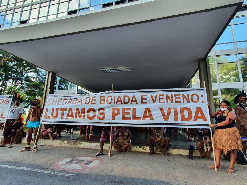 Na quarta (9), cerca de 150 indígenas da Bahia realizaram manifestações em frente ao Ministério do Meio Ambiente (na foto) e ao Ministério da Justiça. Foto: Marina Oliveira/Cimi