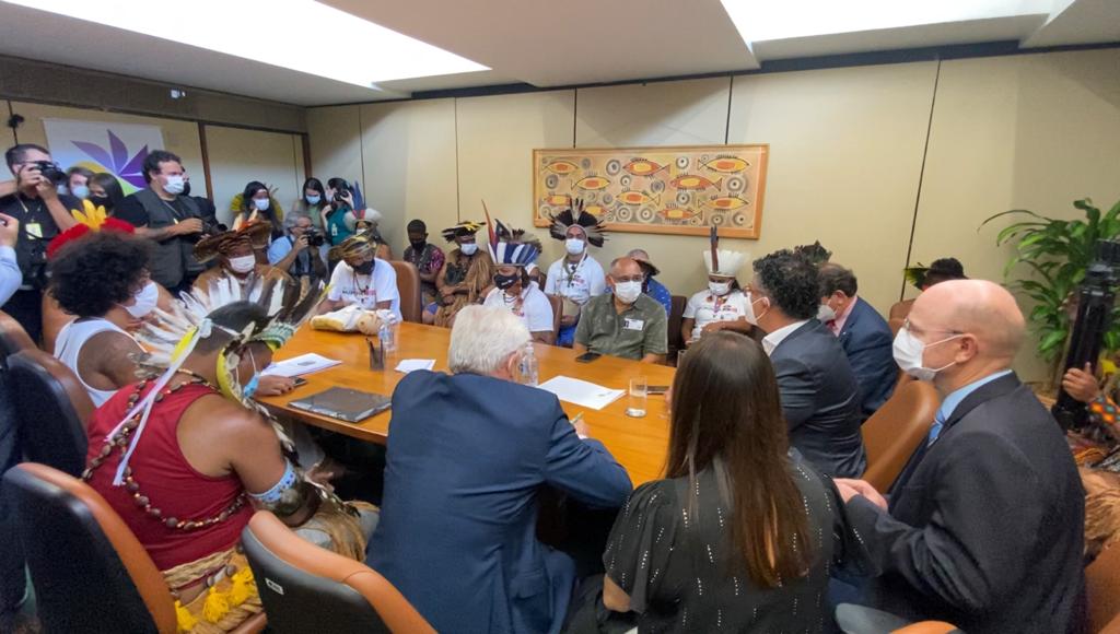 Lideranças da delegação indígena da Bahia também reuniram-se com a liderança da Minoria da Câmara, para articular a resistência ao PL 191/2020. Foto: Hellen Loures/Cimi