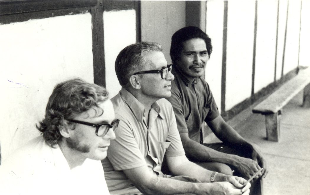 Missionários na II Assembleia de Chefes Indígenas, no rio Cururu (PA), em 1975. Foto: arquivo do Cimi