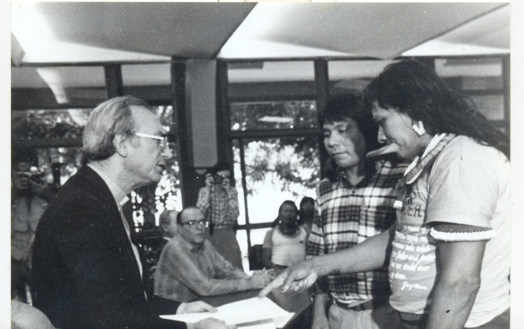 Dom Luciano, então presidente do Cimi, com Paulo Paiakan e Raoni Metuktire, durante as articulações em defesa dos direitos dos povos indígenas na Constituinte, em 1988. Foto: Egon Heck/Cimi