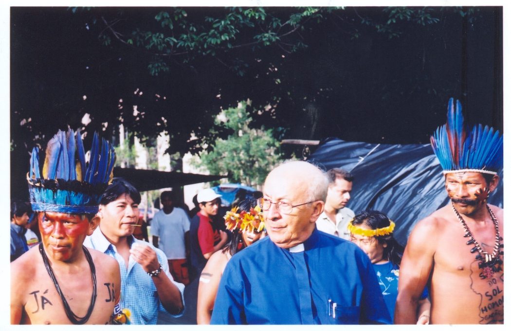 Dom Tomás Balduíno, um dos fundadores do Cimi, no primeiro Acampamento Terra Livre (ATL), em 2004. Foto: acervo do Cimi