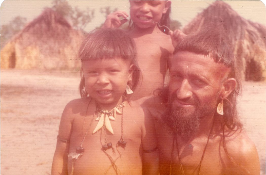 Vicente Cañas junto a crianças Enawenê-Nawê. Foto: arquivo Cimi