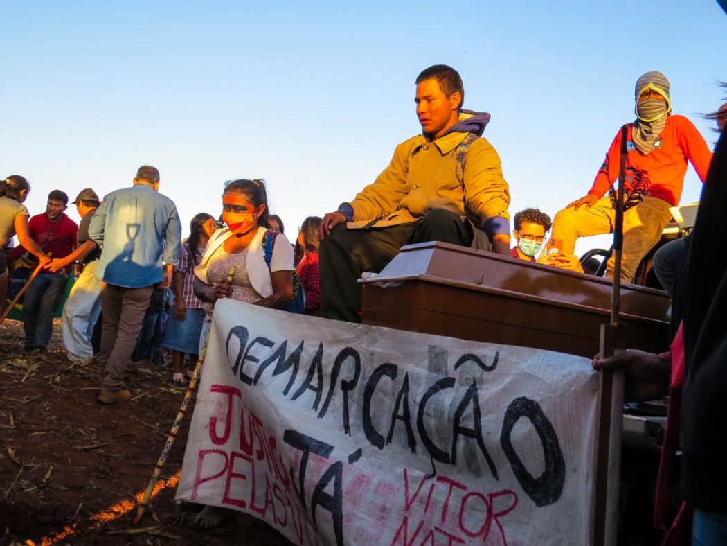 O enterro de Vitor Fernandes, em Guapo’y, Amambai (MS), ficou marcado por muita comoção e revolta. Foto: povos Guarani e Kaiowá