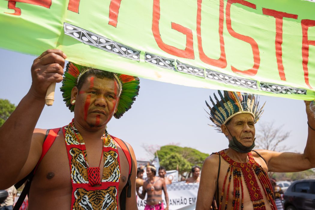 Em Brasília, indígenas marcharam pela Esplanada dos Ministérios e cobraram demarcação, justiça e proteção de suas comunidades, lideranças e territórios. Foto: Tiago Miotto/Cimi