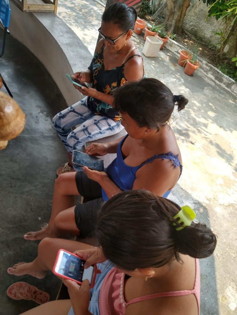 Associação das Mulheres Indígenas do Alto Rio Negro – AMARN, faz leitura do Caderno Tem Aldeia na Política pelo whatsapp. Foto: Clarice Tukano