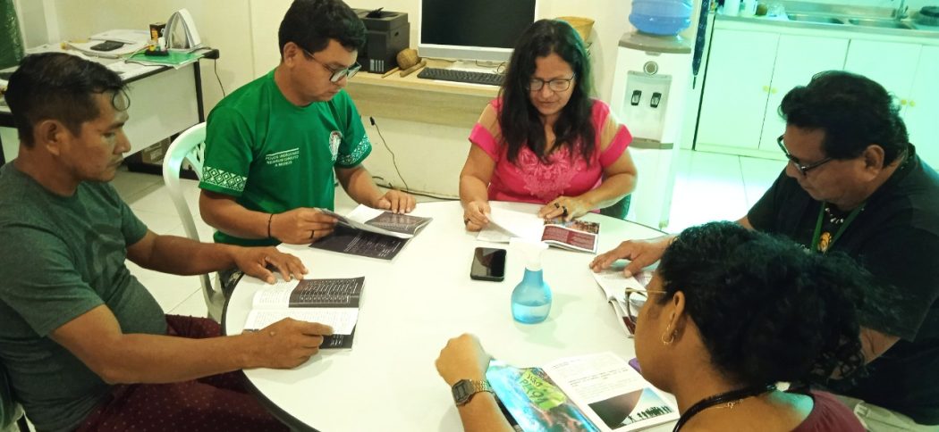 Diretoria da Coordenação dos Povos Indígenas de Manaus, Copime, debate sobre o caderno Tem Aldeia na Política. Foto: Ligia Apel/Cimi regional Norte I