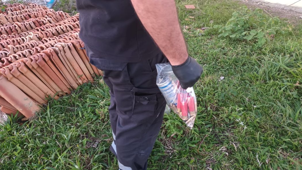 Diversas cápsulas foram coletadas pelos policiais que realizaram a perícia no local do ataque, ainda no domingo (4). Foto: povo Pataxó