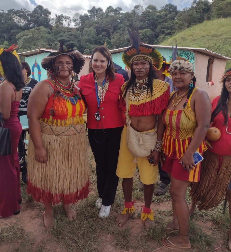 A Embaixadora dos Direitos Humanos do Reino dos Países Baixos, Bahia Tahzib-Lie com lideranças indígenas. Foto: Cimi regional Leste