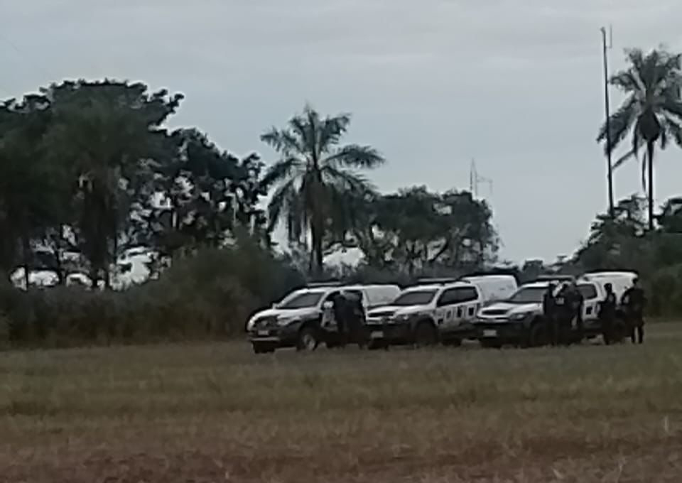 Lideranças da comunidade relatam que, pela manhã, policiais militares chegaram ao local e ameaçam despejar os indígenas – mesmo sem ordem judicial. Foto: povo Guarani e Kaiowá