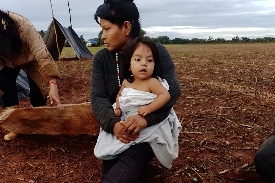 Mãe e filha Guarani Kaiowá na retomada do Tekoha Laranjeira Nhanderu, realizada nesta sexta-feira (03/03). Foto: povo Guarani e Kaiowá