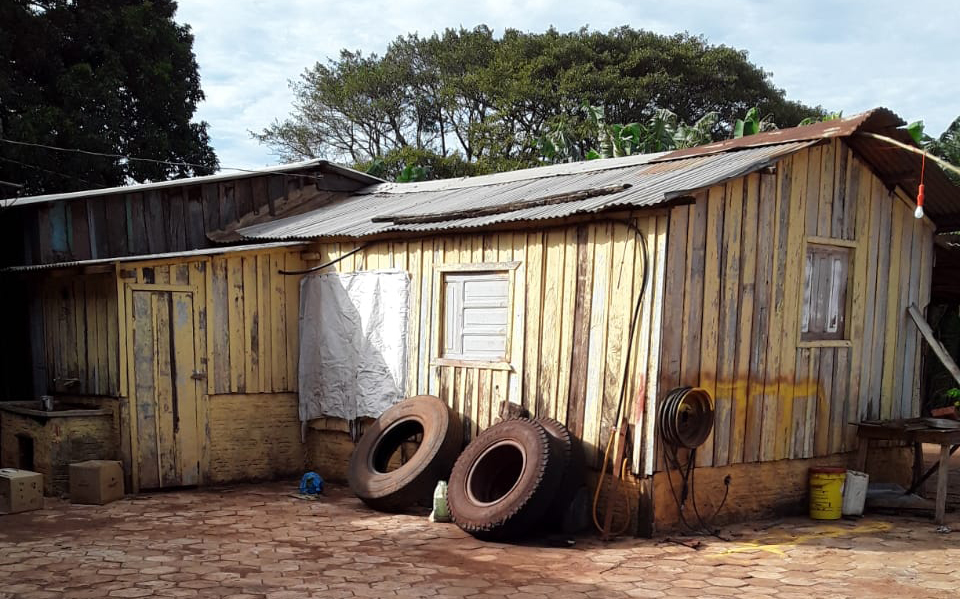 Sede da fazenda Inho, retomada pelos Guarani e Kaiowá após despejo ilegal. Indígenas pedem mediação do MPF e da Funai. Foto: comunidade de Laranjeira Nhanderu