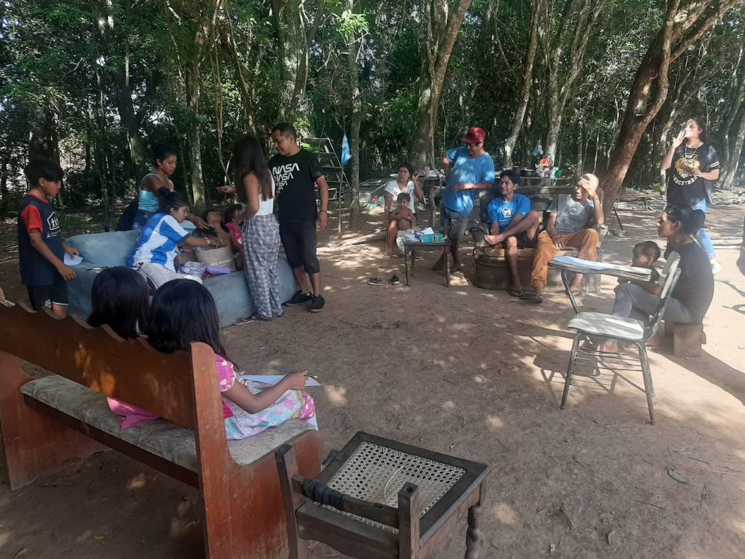 Apesar da completa ausência do poder público, a comunidade Mbya Guarani do tekoa Karanda’ty iniciou seu ano letivo, com determinação e ajuda de apoiadores. Foto: Olga Justo