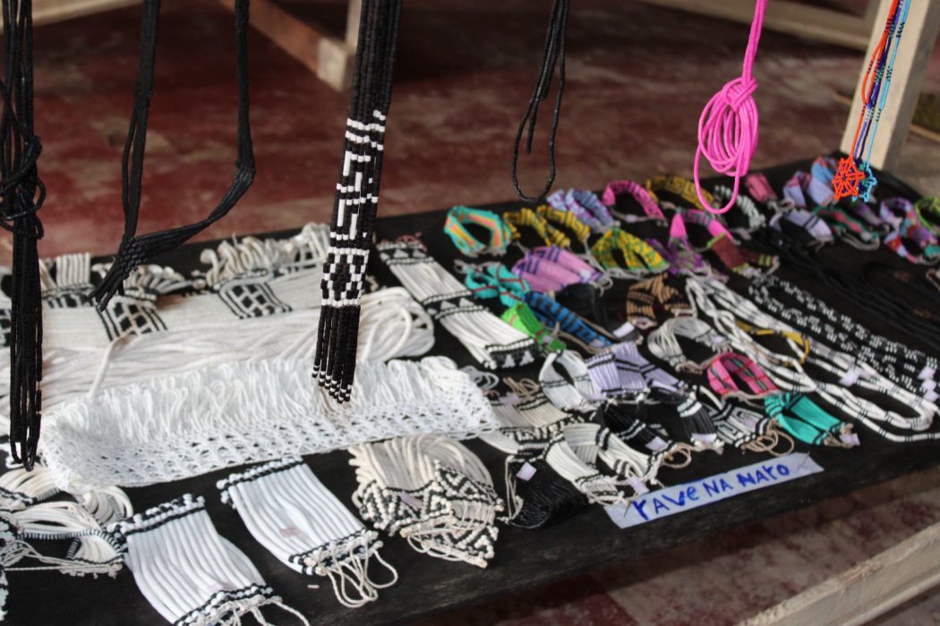 Colares, pulseiras e tornozeleiras Marubo feitas de miçangas. Foto: AMAS