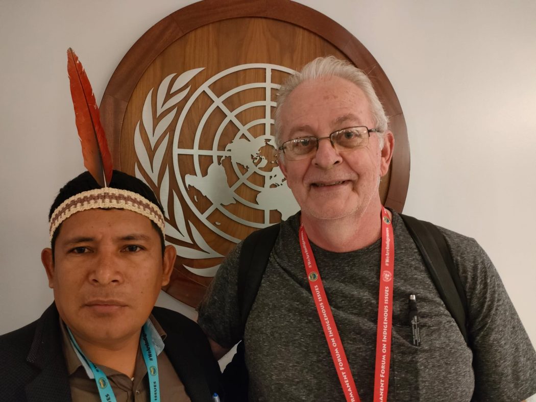 Kora Kanamari, liderança indígena no Vale do Javari, e Guenter Francisco Loebens, missionário do Cimi Regional Norte 1, durante o UNPFII. Foto: Rede Eclesial Pan-Amazônica (REPAM)