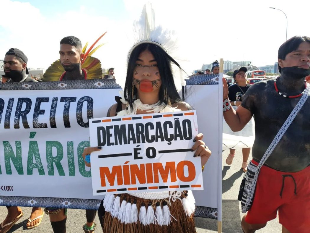 Aproximadamente 2 mil indígenas desceram a Esplanada dos Ministérios, em Brasília, para acompanhar a retomada do julgamento. Foto: Marina Oliveira /Cimi