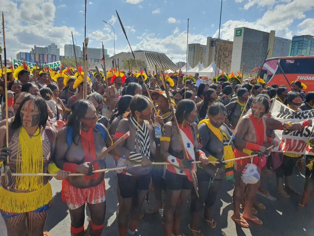 Aproximadamente 2 mil indígenas desceram a Esplanada dos Ministérios, em Brasília, para acompanhar a retomada do julgamento. Foto: Marina Oliveira /Cimi