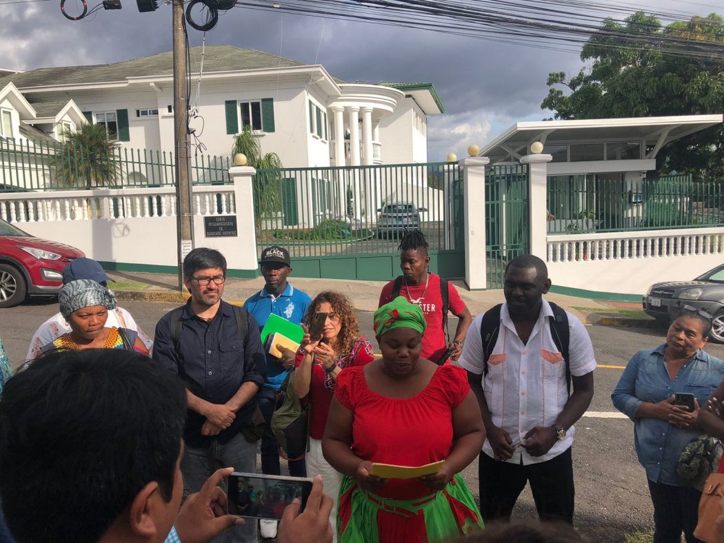 Caroline Dias Hilgert, da assessoria jurídica do Conselho Indigenista Missionário apresentando o caso do povo Xukuru, de Pernambuco. Foto: Organização Fraternal Negra Hondurenha 