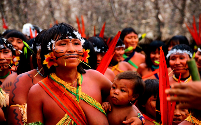 Ehuana Yanomami, a primeira mulher yanomami a escrever um livro na língua yanomami. Foto: Alan Azevedo/ISA