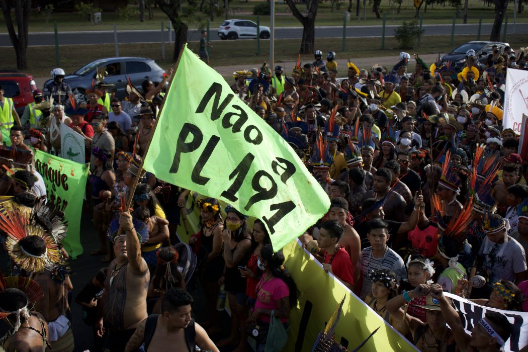 Indigenous demonstration against the Project of Law proposed by Bolsonaro government to legalize mining in Indigenous Lands. Free Land Camp, Brasília, capital of Brazil, 2022. Foto: Hellen Loures/Cimi