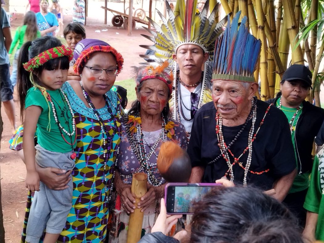 O encontro entre anciões Guarani Kaiowá e Alice Wairimu Nderitu, no tekoha Guapo’y, no Mato Grosso do Sul, em maio de 2023. Foto: Cimi Regional Sul