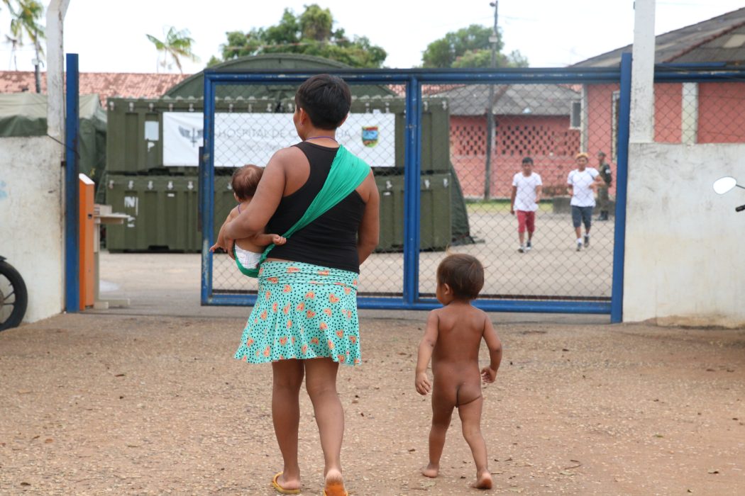 Boa Vista (RR), 15/02/2023, Mulher indígena com bebê em frente ao Hospital de Campanha Yanomami montado na Casa de Saúde Indígena - Casai. Foto: Rovena Rosa/Agência Brasil