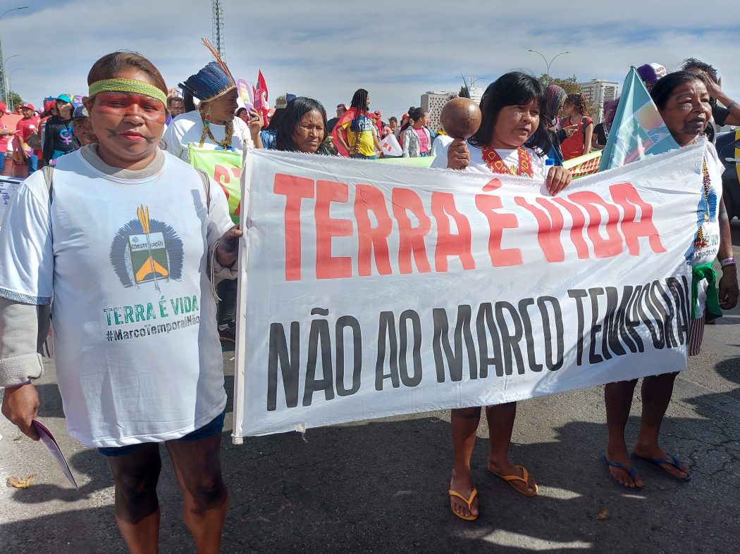 Durante a Marcha das Margaridas, mulheres indígenas manifestaram-se contra a tese do Marco Temporal. Foto: Adi Spezia/Cimi