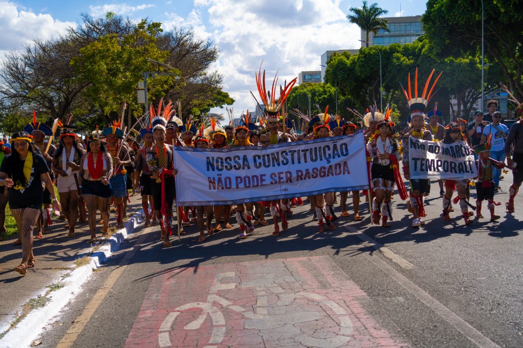 Mobilização indígena próximo ao Supremo Tribunal Federal, no dia 7 de julho de 2023, para a retomada do julgamento do marco temporal. Foto: Verônica Holanda/Cimi
