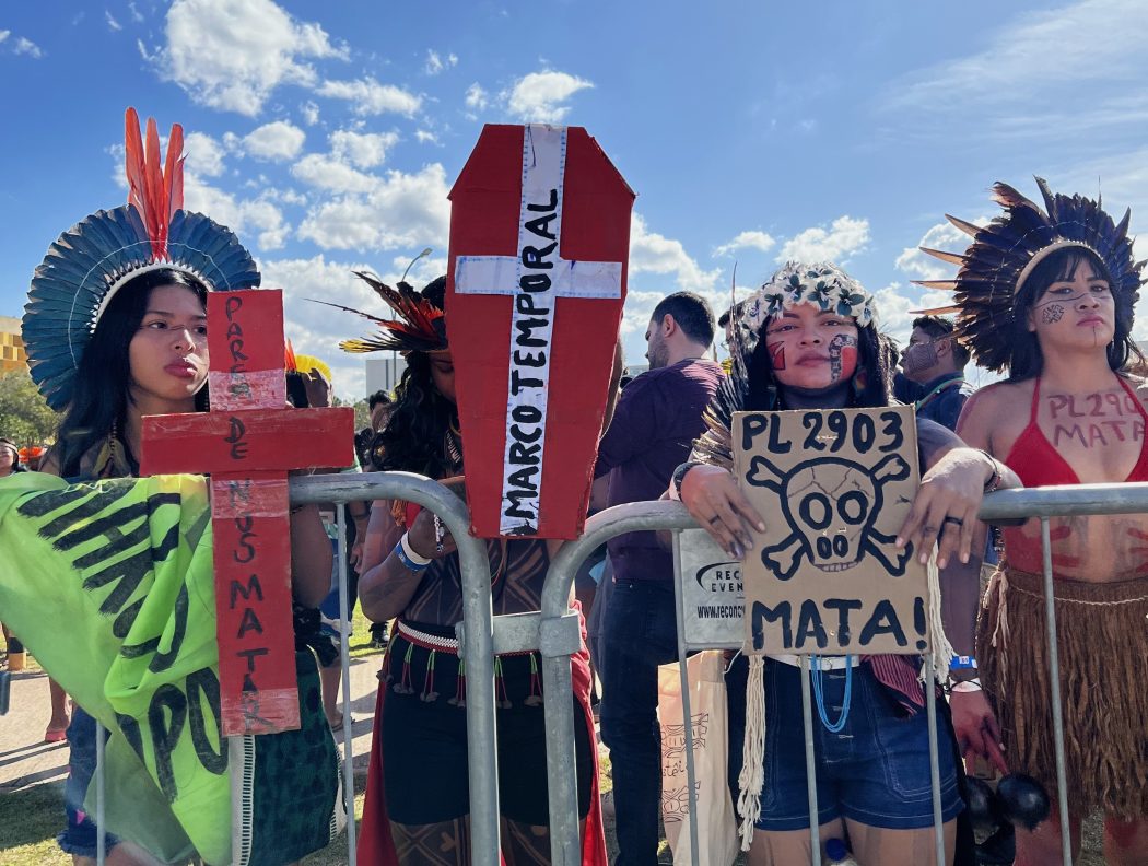 Mobilização indígena próximo ao STF, no dia 7 de julho de 2023, para a retomada do julgamento do marco temporal. Foto: Hellen Loures/Cimi