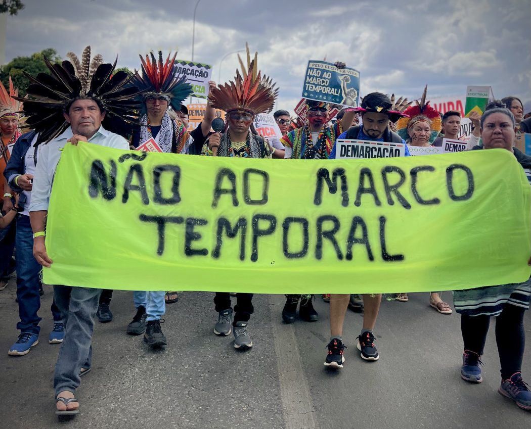 Povos indígenas marcham em direção ao STF, no dia 30 de agosto de 2023, para acompanhar votação sobre marco temporal. Foto: Hellen Loures/Cimi
