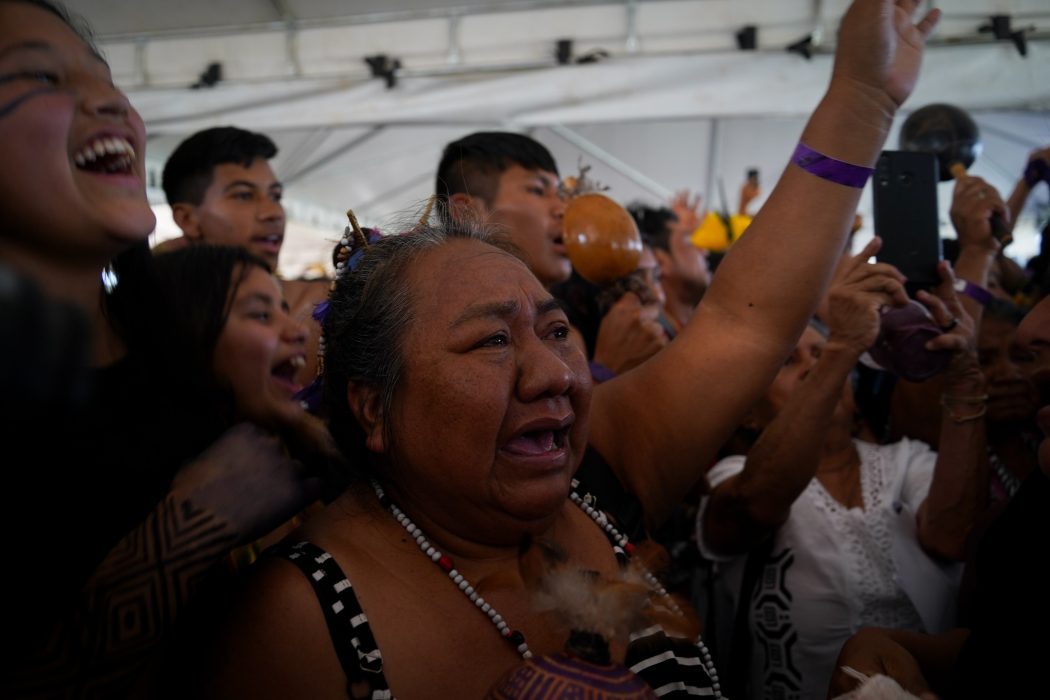 Povo Xokleng se emociona após STF formar maioria pela rejeição do marco temporal. Cerca de 600 indígenas de todo o país acompanharam o julgamento ao lado da Suprema Corte, em Brasília (DF), no dia 21 de setembro. Foto: Marina Oliveira/Cimi