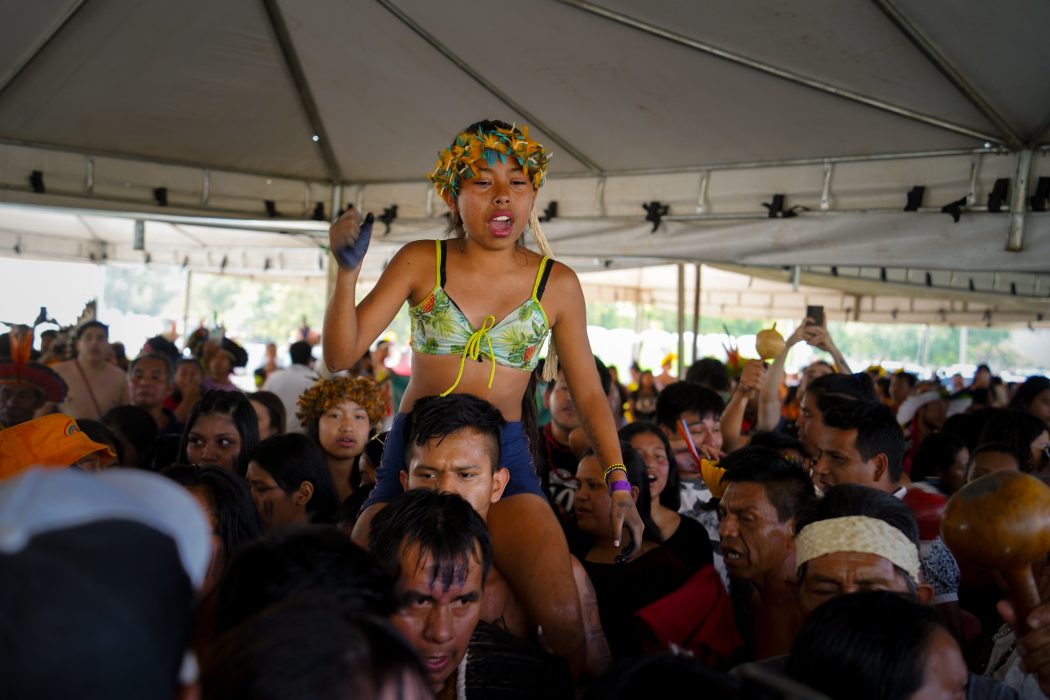 Menina do povo Xokleng comemora voto decisivo do STF na tenda onde cerca de 600 indígenas de todo o país acompanharam o julgamento, ao lado da Suprema Corte, em Brasília (DF), no dia 21 de setembro. Foto: Marina Oliveira/Cimi
