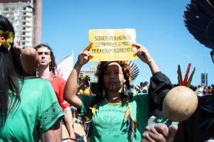 Em marcha, mulheres indígenas pedem a derrubada de proposições contrárias aos direitos originários