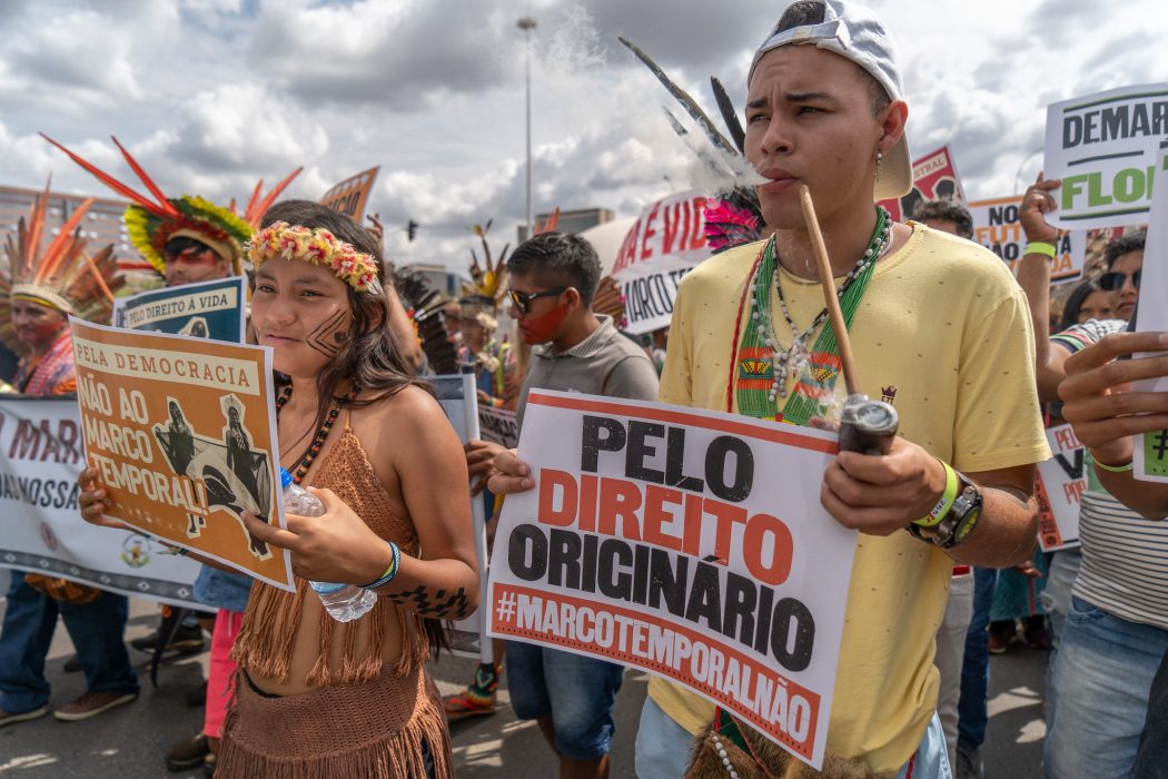 No dia 30 de setembro, cerca de 600 indígenas de todo o país marcharam pela Esplanada dos Ministérios até uma tenda instalada ao lado do STF, onde acompanharam a retomada do julgamento sobre o marco temporal. Foto: Tiago Miotto/Cimi