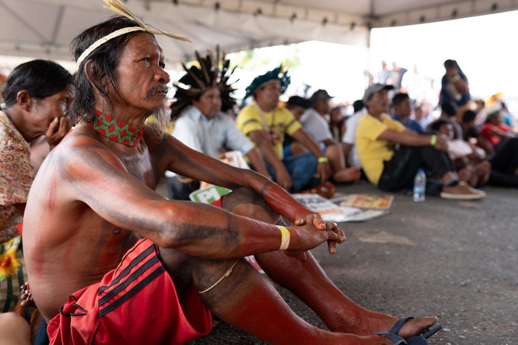 Indígenas acompanham votação do lado de fora do STF, em 30 de agosto de 2023. Foto: Hellen Loures/Cimi