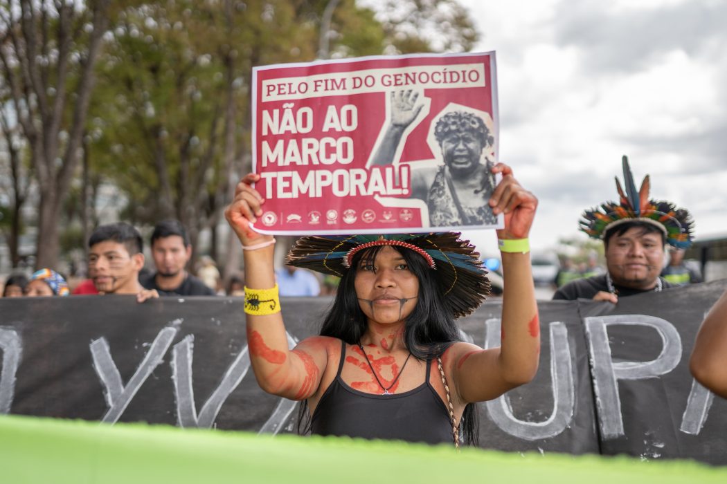 No dia 30 de agosto, indígenas desceram em marcha até o STF, onde acompanharam a votação em um telão. Foto: Tiago Miotto/Cimi
