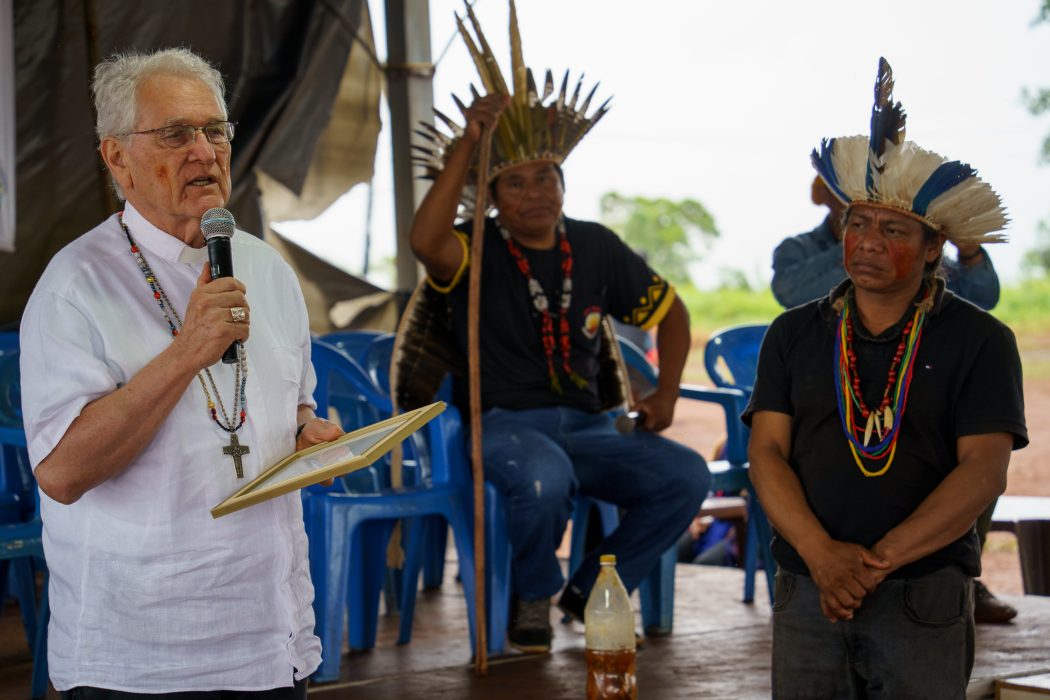 Cardeal Leonardo Steiner, presidente do Cimi, fez a leitura da carta do Papa Francisco aos Guarani e Kaiowá durante a Aty Guasu, em Caarapó (MS), no dia 24 de novembro de 2023. Foto: Tiago Miotto/Cimi
