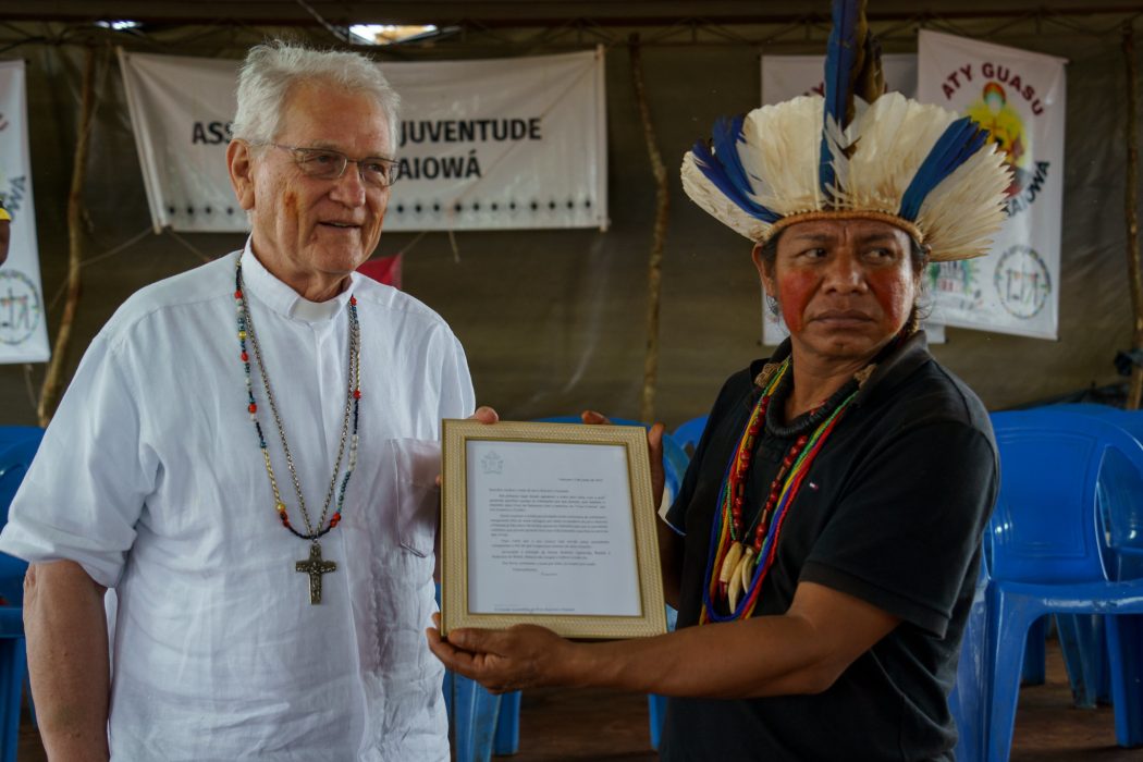 Cardeal Leonardo Steiner, presidente do Cimi, fez a entrega simbólica da carta do Papa Francisco aos Guarani e Kaiowá durante a Aty Guasu, em Caarapó (MS). Foto: Tiago Miotto/Cimi