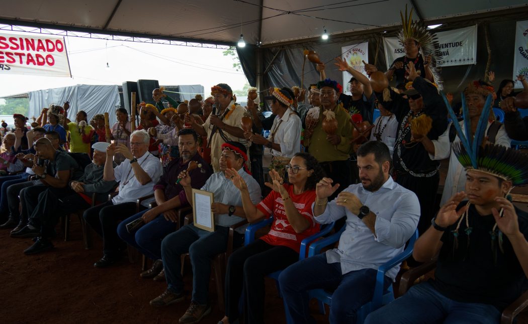 Após entrega da carta do Papa, nhanderu e nhandesy Guarani e Kaiowá fazem reza de proteção para aliados e apoiadores durante a Aty Guasu, em Caarapó (MS). Foto: Tiago Miotto/Cimi