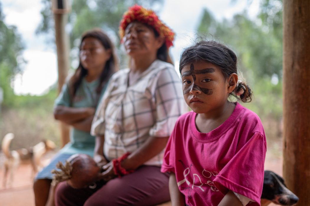 Mulheres e criança Guarani e Kaiowá do tekoha Pyelito Kue, novembro de 2023. Foto: Tiago Miotto/Cimi