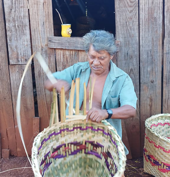Kaingang produz cestaria tradicional na TI Toldo Boa Vista, no Paraná. Foto: comunidade Kaingang de Toldo Boa Vista