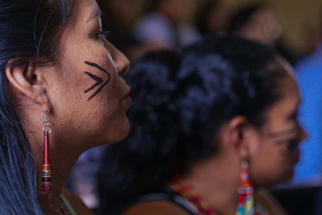Mulheres indígenas no Seminário Internacional Povos Indígenas e Comunidades Tradicionais frente aos Desafios das Emergências Climáticas Foto: Aleixo
