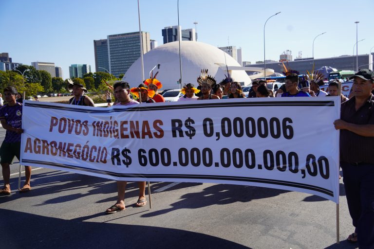 Em marcha, indígenas do Levante pela Terra denunciam favorecimento do agronegócio em detrimento às demarcações