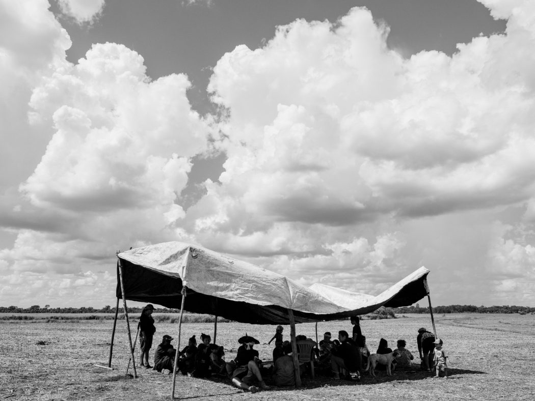 Barraco ao sol em retomada Guarani Kaiowá no Tekoha Laranjeira Nhanderu, Rio Brilhante (MS). Março de 2023. Foto: Renaud Philippe/projeto Retomada da Terra