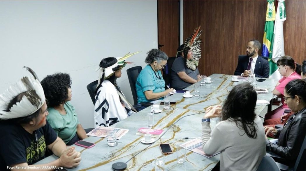 Indígenas se reuniram com a DPU, em Brasília, para o lançamento do “Protocolo Indígena: Prevenção, Preparação, Resposta e Recuperação de Situações de Risco e Desastre”. Foto: Renata Sembay | ARAYARA.org 